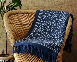 Manta Decorativa para Sofá/Cama, Tejida en Algodón Indio con Estampado Azul Índigo, Ecológica - Product Image 5