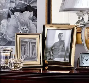 Cadre photo en métal avec un design floral artistique ajoutant une touche d'élégance vintage à votre décoration intérieure et à votre galerie personnelle - Product Image 4