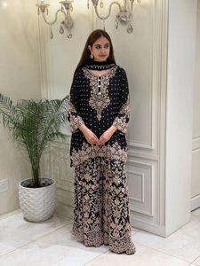 Ensemble prêt-à-porter entièrement cousu comprenant un haut en faux georgette avec broderie de designer Jari et de sequins, un pantalon palazzo et un dupatta. - Product Image 2