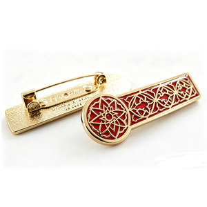 Badge en métal émaillé personnalisé avec motif circulaire rouge et attache épingle de sûreté rectangulaire, style classique, pour promotion - Product Image 1