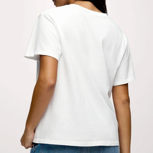 Camiseta de cuello redondo para mujer con logo personalizado, color sólido, tela suave de la mejor calidad, camisetas para mujer a precio económico. - Product Image 3