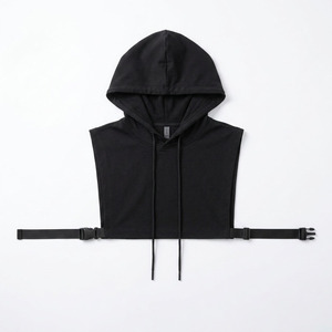 Débardeur à capuche noir minimaliste sans manches pour femme, coupe courte, avec logo personnalisé, côtés ouverts, cordon de serrage et sangle à boucle - Product Image 4