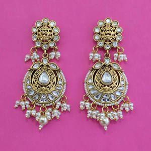 Pendientes de Perlas Antiguas de Calidad de Exportación con Baño de Oro Mate 233128 - Product Image 3