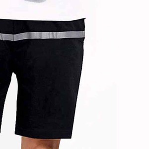 Shorts Bermuda pour homme à blocs de couleur avec cordon de serrage à la taille, séchage rapide, vêtements de sport décontractés, design rayé noir et gris - Product Image 4