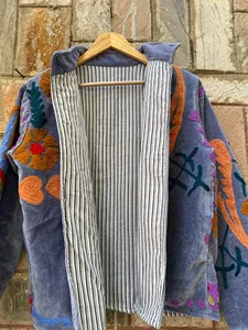 Chaqueta de Mujer en Terciopelo Gris Lavanda con Bordado Suzani, Arte Floral Hecho a Mano, Estilo Boho, Cuello Alto, Manga Larga, Chaqueta de Otoño para Mujer - Product Image 2