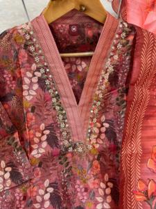 ชุดคุรตะผ้าไหมซาร์นาแบบอินเดีย พร้อมงานปักมือที่คอเสื้ออย่างประณีต - Product Image 3