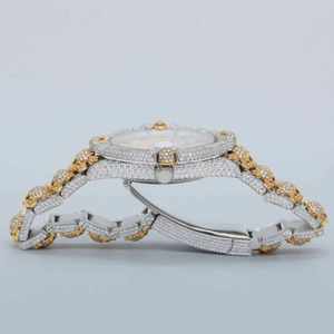 Montre de luxe entièrement sertie de diamants 40 mm pour hommes |   Bordure noire Pavé |   Bracelet Baguette en Acier Inoxydable |   Déclaration Commerciale Personnalisée - Product Image 4