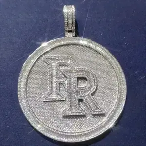 Colgante Personalizado de Moissanita con Doble Letra 'R' y Diseño 'Iced Out', Medallón Redondo Estilo Hip Hop, Joyería Personalizada con Letras para Hombres y Mujeres - Product Image 2