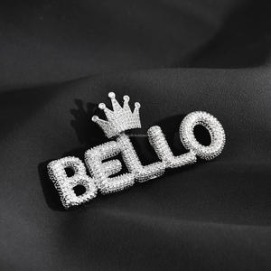Colgante de Letra Personalizada BELLO con Diamantes Cultivados en Laboratorio, Detalle de Corona con Piedras Brillantes y Superficie con Incrustaciones de Diamantes - Product Image 5