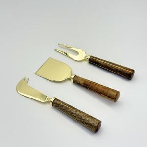Ensemble de 3 pièces en métal doré PVD avec manche en bois pour le petit-déjeuner : couteaux à fromage et ensembles de spatules à beurre - Product Image 4