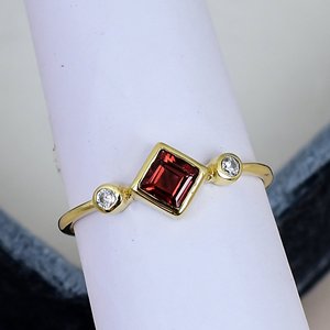 Anillo Clásico de Granate con Corte Princesa, Anillo de Plata de Ley 925 Sólida con Gema, Diseño Geométrico Chapado en Oro, Anillo de Compromiso para Mujer - Product Image 3