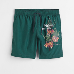 Shorts de Baño para Hombre con Estampado Floral Verde, Secado Rápido, Cordón Ajustable, Diseño de Fritillaria Imperialis y Logotipo en la Pierna Derecha - Product Image 1