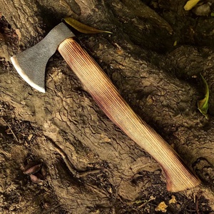 Hacha Tomahawk de Acero Forjado Hecha a Mano con Mango de Madera de Fresno, Funda de Cuero, Grado Industrial, para Camping y Bushcraft al Aire Libre - Product Image 1