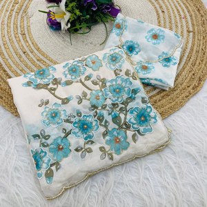 Sari de organza suave y pesada con estampado floral, bordado a mano con cuentas y katdana, y blusa a juego con estampado floral. - Product Image 2