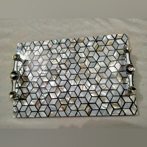 ถาดเสิร์ฟประดับมุกเปลือกหอยทรงสามเหลี่ยม งานฝีมือประณีต พร้อมหูจับโลหะตกแต่ง - Product Image 2