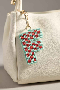 Llavero Personalizado con Letra E en Bordado de Cuentas de Colores Azul y Blanco, Hecho a Mano, Inicial del Alfabeto, Adorno para Bolsa, Regalo para Ella - Product Image 5