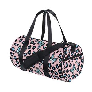 Sac de sport en polyester avec imprimé loup coloré, fermeture éclair et poignées noires - Product Image 5