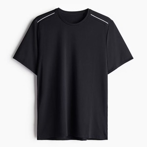 เสื้อยืดคอกลมแขนสั้นสีดำสำหรับผู้ชาย ผ้าโพลีเอสเตอร์ถัก 100% ระบายอากาศได้ดี แห้งเร็ว สีพื้น ทรงปกติ สวมใส่สบาย มีโลโก้ด้านหน้า - Product Image 1