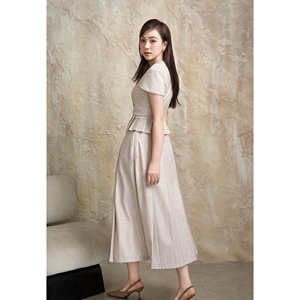 Conjunto de Dos Piezas para Mujer, Estilo Vietnamita, Elegante, Color Beige, Top Asimétrico con Peplum, Falda Midi Plisada, Casual y de Oficina, ODM OEM DYLAN - Product Image 4