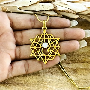 Collier ethnique en laiton avec pendentif étoile bohème très demandé pour femme, plaqué or 18 carats, motif géométrique sacré, vente en gros OEM ODM - Product Image 2
