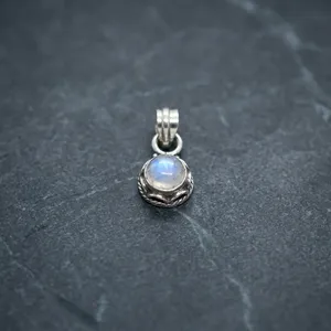 Colgante de Piedra Lunar Arcoíris Moonlit Whisper en Plata de Ley 925, Joyería Unisex de Intuición Suave para Uso Diario - Product Image 2
