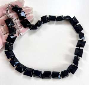 Collar de Cuentas en Forma de Corazón de Resina Negra Premium, Joyería Hecha a Mano, Elegante para Mujer, Ideal para Fiestas y Bodas - Product Image 2
