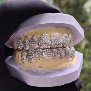 Grillz de Dientes con Micro Pavé de Moissanita y Diamantes, Personalizados, de Plata Maciza, Estilo Iced Out, Juego de Capas Dentales, Venta al por Mayor de Fábrica - Product Image 1