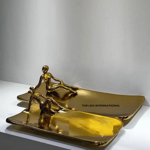 Plateau décoratif en aluminium au design exclusif et créatif, motif statue humaine dorée, élégant pour la maison, l'hôtel, le restaurant, design moderne - Product Image 1