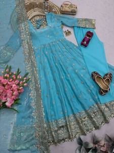Ensemble Anarkali bleu clair brodé avec dupatta, tenue traditionnelle indienne et pakistanaise pour femme, longueur ras du sol, extensible, idéal pour les mariages - Product Image 5