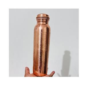 Bouteille en cuivre artisanale de qualité supérieure pour la cuisine, bouteille d'eau en cuivre d'Inde pour une hydratation pure et saine - Product Image 5