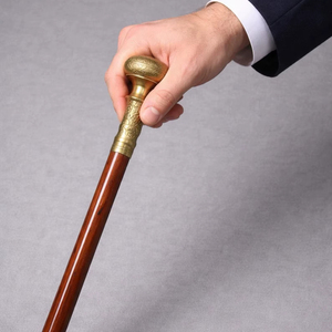 Bâtons de marche rustiques modernes en bois naturel écologique avec poignée en laiton poli, idéaux pour les cadeaux - Product Image 1