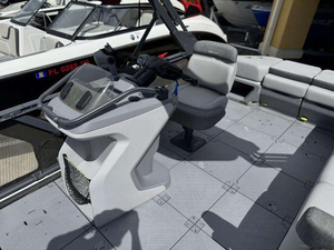 Moto Acuática Sea-Doo Switch Sport 2023, 2 Tiempos, 226-300 HP, Aplicación Automática, 3 Asientos, 4 Cilindros, Aluminio, 20 km/h, 1800 cc, 345 cm - Product Image 3