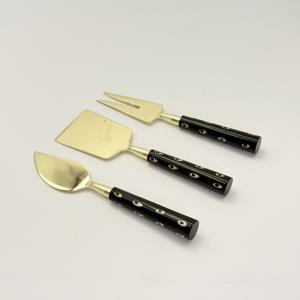 Nuevo Esparcidor de Queso con Acabado Dorado, Cortador de Mantequilla de Diseño Innovador con Mango de Resina Negra, Elegante Juego de Esparcidores de Queso Personalizables - Product Image 6