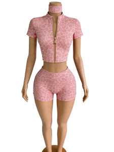 Ensemble court 3 pièces personnalisé pour femme, imprimé léopard, avec crop top blanc zippé, short cycliste et bandeau, tenue de sport décontractée d'été, coupe ajustée - Product Image 4