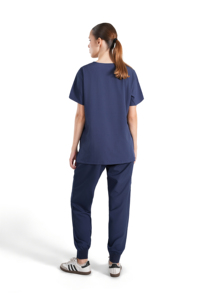 Conjunto de Uniforme Médico para Mujer, Color Azul Marino, Blusa con Cuello en V y Bolsillos, Pantalones Tipo Jogger, Tela Tejida de Algodón y Poliéster - Product Image 4