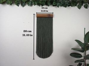 Décoration murale bohème en bois fait main avec franges à pompons, tons terre naturels, forme irrégulière, tapis en tissu - Product Image 5
