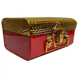 Coffre de rangement en métal rouge, en fer thermolaqué, avec dôme en laiton martelé texturé doré, pour souvenirs et objets précieux - Product Image 1
