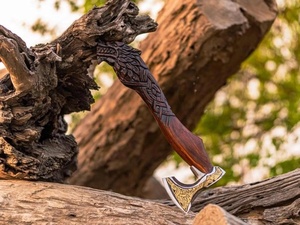 Hacha Tomahawk Hecha a Mano con Hoja Grabada, Mango de Madera de Palisandro, Hacha de Supervivencia Estilo Nórdico Decorativa - Product Image 4