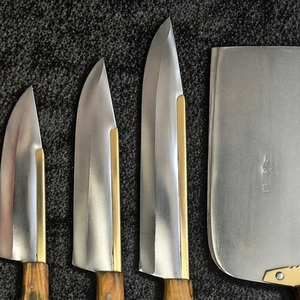 Quatre couteaux de boucher Qurbani en acier au carbone avec manches en bois naturel brun clair et brun foncé, lames argentées et hachoir à viande large professionnel - Product Image 2