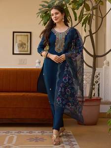 Ensemble de fête moderne pour femme en viscose Chanderi, avec broderies de perles, et dupatta imprimé en organza Tabby – Collection ethnique B2B - Product Image 1