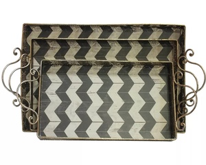 Juego de tres bandejas de metal vintage con patrón de Chevron y asas decorativas para servir y exhibir con estilo - Product Image 1