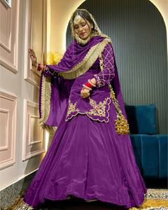Robe de mariée indienne pakistanaise traditionnelle en soie violette brodée, longueur ras du sol, avec bordure dorée, coupe ample, tenue pour femmes - Product Image 1