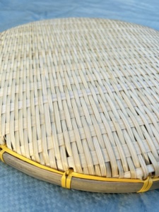 Bandeja de Servicio de Bambú Tejida a Mano, Ecológica, de Grado Alimenticio, Juego de Tres Piezas de 42-36-30 cm, Ligera y Sostenible - Product Image 1