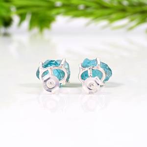 ต่างหูเงินแท้ 925 ประดับอะพาไทต์ดิบ ต่างหูแบบมินิมอลประดับพลอยสีน้ำเงิน - Product Image 3