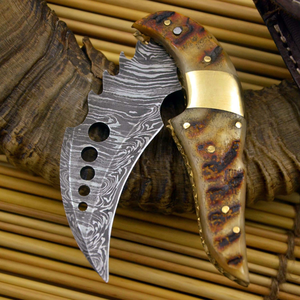 Cuchillo de caza de acero de Damasco con hoja de punta curva, mango de hueso e incrustaciones de latón, herramienta de supervivencia para exteriores - Product Image 1