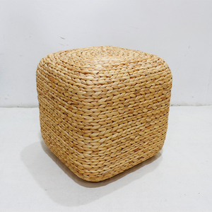 Pouf carré artisanal en jacinthe d'eau, style rustique moderne, pour salon, décoration intérieure, ottoman pour appartement - Product Image 1