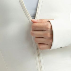 Veste sculptante courte blanche pour femme, zippée sur le devant, col montant, manches longues, coupe ajustée, extensible, haut de sport avec emmanchures pour pouces - Product Image 4