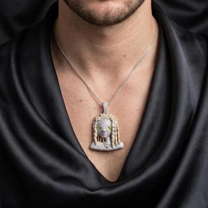 Pendentif visage d'alien plaqué or, serti de pierres, style hip-hop, avec yeux verts et tresses - Product Image 5