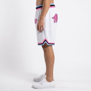 Shorts de basketball personnalisés pour hommes, blanc et rose, en mesh, taille élastique, avec impression de noms par sublimation, respirants, vêtements de sport pour toutes les saisons - Product Image 3