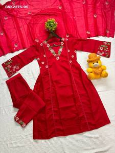 ชุดคุณภาพดีที่สุด PV-Chanderi พร้อมลายดอกไม้หลายเส้นและแขนเสื้อทรงระฆัง Anarkali Kurti พร้อมกางเกงและผ้าคลุมไหล่เข้าชุด ผู้ส่งออกจากอินเดีย - Product Image 6